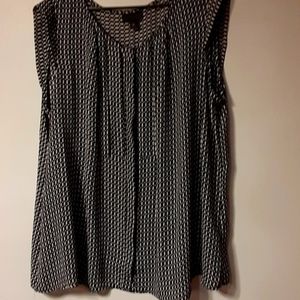 NWT Worthington Sleeveless Black White Pattern Blouse. Hidden button down Front